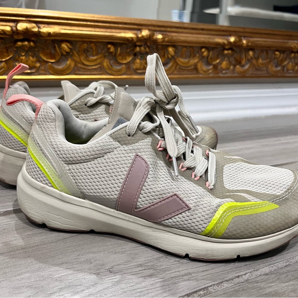 Veja Women's Sneakers - Gray and Pink